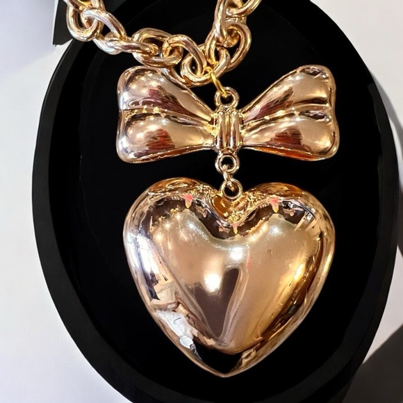 Chunky Golden toned puffed heart pendant necklace - Picture 5 of 16